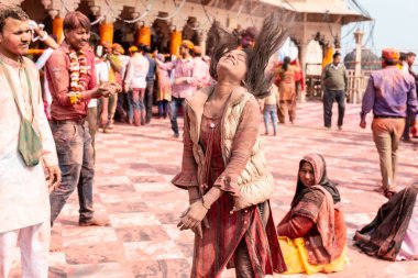 BARSANA, UTTAR PRADESH / INDIA - Mart 2020: Barsana şehri Radehy Rani Ji 'deki ünlü renkli Lathmar Holi' ye katılan Hindistan halkı