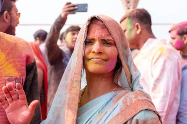 BARSANA, UTTAR PRADESH / INDIA - Mart 2020: İnsanlar Radharani tapınağındaki geleneksel ve renkli Lathmar Holi 'yi kutluyor