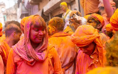 BARSANA, UTTAR PRADESH / INDIA - Mart 2020: Barsana şehri Radehy Rani Ji 'deki ünlü renkli Lathmar Holi' ye katılan Hindistan halkı