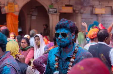 BARSANA, UTTAR PRADESH / INDIA - Mart 2020: İnsanlar Radharani tapınağındaki geleneksel ve renkli Lathmar Holi 'yi kutluyor