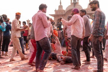 BARSANA, UTTAR PRADESH / INDIA - MARCH 2020: Barsana 'nın Barsana şehrindeki ünlü renkli Lathmar Holi' ye katılan insanlar / dindarlar