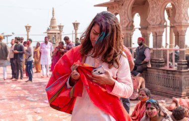 BARSANA, UTTAR PRADESH / INDIA - Mart 2020: Barsana şehri Radehy Rani Ji 'deki ünlü renkli Lathmar Holi' ye katılan Hindistan halkı