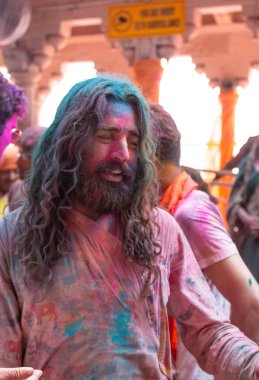 BARSANA, UTTAR PRADESH / INDIA - Mart 2020: Barsana şehri Radehy Rani Ji 'deki ünlü renkli Lathmar Holi' ye katılan Hindistan halkı