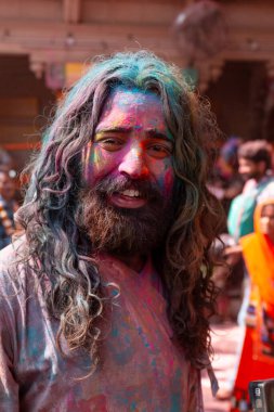 BARSANA, UTTAR PRADESH / INDIA - Mart 2020: Barsana şehri Radehy Rani Ji 'deki ünlü renkli Lathmar Holi' ye katılan Hindistan halkı