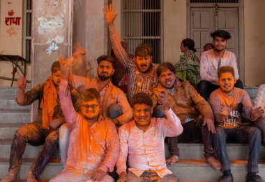 BARSANA, UTTAR PRADESH / INDIA - Mart 2020: Barsana şehrindeki renkli Holi festivaline katılan Hindistan halkının portresi
