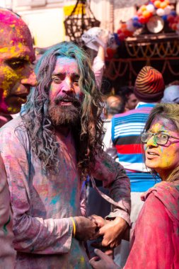 BARSANA, UTTAR PRADESH / INDIA - Mart 2020: Barsana şehri Radehy Rani Ji 'deki ünlü renkli Lathmar Holi' ye katılan Hindistan halkı