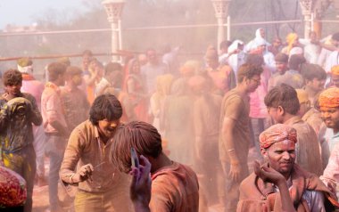 BARSANA, UTTAR PRADESH / INDIA - Mart 2020: İnsanlar Radharani tapınağındaki geleneksel ve renkli Lathmar Holi 'yi kutluyor