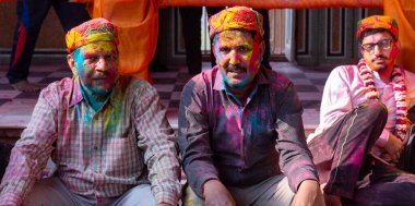 BARSANA, UTTAR PRADESH / INDIA - Mart 2020: İnsanlar Radharani tapınağındaki geleneksel ve renkli Lathmar Holi 'yi kutluyor