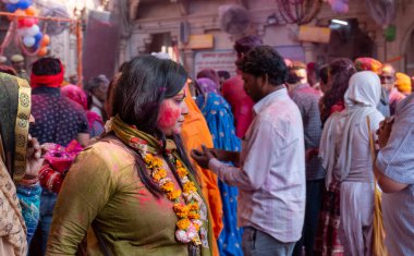 BARSANA, UTTAR PRADESH / INDIA - Mart 2020: İnsanlar Radharani tapınağındaki geleneksel ve renkli Lathmar Holi 'yi kutluyor