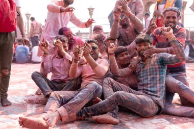 BARSANA, UTTAR PRADESH / INDIA - MARCH 2020: Barsana 'nın Barsana şehrindeki ünlü renkli Lathmar Holi' ye katılan insanlar / dindarlar
