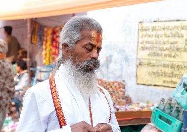 BARSANA, UTTAR PRADESH / INDIA - Mart 2020: Barsana şehrindeki renkli Holi festivaline katılan Hindistan halkının portresi