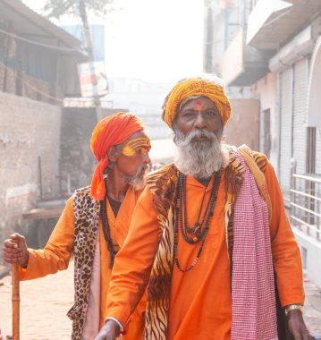 BARSANA, UTTAR PRADESH / INDIA - Mart 2020: Barsana şehrindeki renkli Holi festivaline katılan Hindistan halkının portresi