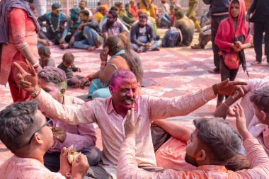 BARSANA, UTTAR PRADESH / INDIA - MARCH 2020: Barsana 'nın Barsana şehrindeki ünlü renkli Lathmar Holi' ye katılan insanlar / dindarlar