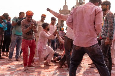 BARSANA, UTTAR PRADESH / INDIA - MARCH 2020: Barsana 'nın Barsana şehrindeki ünlü renkli Lathmar Holi' ye katılan insanlar / dindarlar