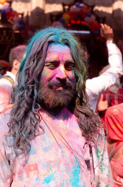 BARSANA, UTTAR PRADESH / INDIA - Mart 2020: Barsana şehri Radehy Rani Ji 'deki ünlü renkli Lathmar Holi' ye katılan Hindistan halkı