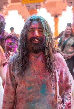 BARSANA, UTTAR PRADESH / INDIA - Mart 2020: Barsana şehri Radehy Rani Ji 'deki ünlü renkli Lathmar Holi' ye katılan Hindistan halkı