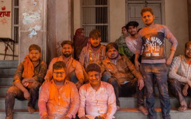 BARSANA, UTTAR PRADESH / INDIA - Mart 2020: Barsana şehrindeki renkli Holi festivaline katılan Hindistan halkının portresi