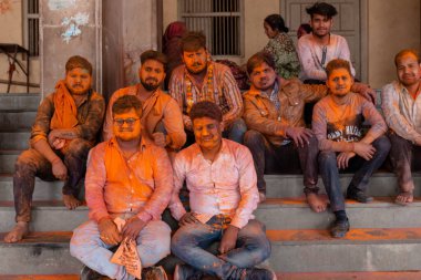 BARSANA, UTTAR PRADESH / INDIA - Mart 2020: Barsana şehrindeki renkli Holi festivaline katılan Hindistan halkının portresi