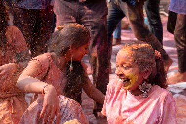 BARSANA, UTTAR PRADESH / INDIA - MARCH 2020: Barsana 'nın Barsana şehrindeki ünlü renkli Lathmar Holi' ye katılan insanlar / dindarlar
