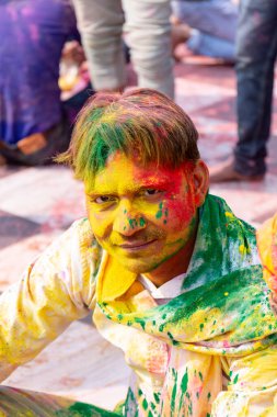 BARSANA, UTTAR PRADESH / INDIA - MARCH 2020: Barsana 'nın Barsana şehrindeki ünlü renkli Lathmar Holi' ye katılan insanlar / dindarlar