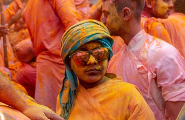 BARSANA, UTTAR PRADESH / INDIA - Mart 2020: Barsana şehri Radehy Rani Ji 'deki ünlü renkli Lathmar Holi' ye katılan Hindistan halkı