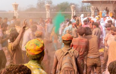 BARSANA, UTTAR PRADESH / INDIA - Mart 2020: İnsanlar Radharani tapınağındaki geleneksel ve renkli Lathmar Holi 'yi kutluyor