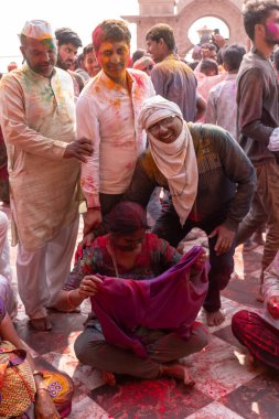 BARSANA, UTTAR PRADESH / INDIA - MARCH 2020: Barsana 'nın Barsana şehrindeki ünlü renkli Lathmar Holi' ye katılan insanlar / dindarlar