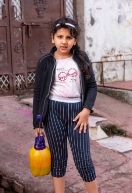 BARSANA, UTTAR PRADESH / INDIA - Mart 2020: Barsana şehrindeki renkli Holi festivaline katılan Hindistan halkının portresi