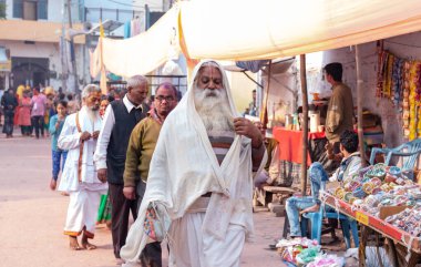 BARSANA, UTTAR PRADESH / INDIA - Mart 2020: Barsana şehrindeki renkli Holi festivaline katılan Hindistan halkının portresi