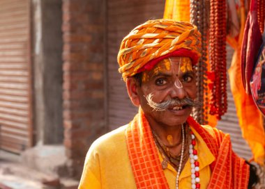 BARSANA, UTTAR PRADESH / INDIA - Mart 2020: Barsana şehrindeki renkli Holi festivaline katılan Hindistan halkının portresi