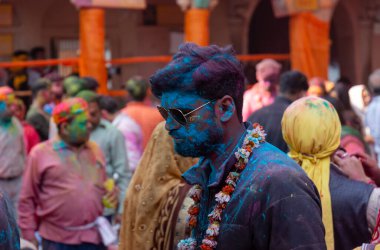 BARSANA, UTTAR PRADESH / INDIA - Mart 2020: İnsanlar Radharani tapınağındaki geleneksel ve renkli Lathmar Holi 'yi kutluyor