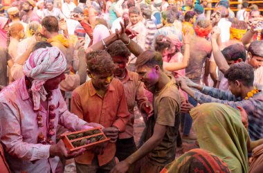 BARSANA, UTTAR PRADESH / INDIA - Mart 2020: İnsanlar Radharani tapınağındaki geleneksel ve renkli Lathmar Holi 'yi kutluyor