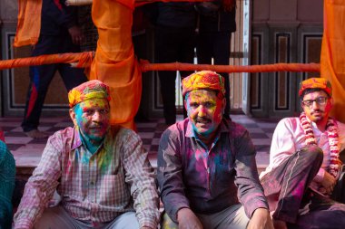 BARSANA, UTTAR PRADESH / INDIA - Mart 2020: İnsanlar Radharani tapınağındaki geleneksel ve renkli Lathmar Holi 'yi kutluyor