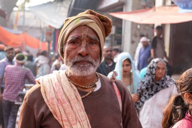 BARSANA, UTTAR PRADESH / INDIA - Mart 2020: Barsana şehrindeki renkli Holi festivaline katılan Hindistan halkının portresi