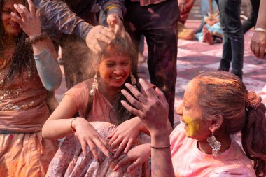 BARSANA, UTTAR PRADESH / INDIA - MARCH 2020: Barsana 'nın Barsana şehrindeki ünlü renkli Lathmar Holi' ye katılan insanlar / dindarlar