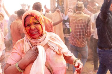 BARSANA, UTTAR PRADESH / INDIA - MARCH 2020: Barsana 'nın Barsana şehrindeki ünlü renkli Lathmar Holi' ye katılan insanlar / dindarlar