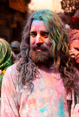 BARSANA, UTTAR PRADESH / INDIA - Mart 2020: Barsana şehri Radehy Rani Ji 'deki ünlü renkli Lathmar Holi' ye katılan Hindistan halkı