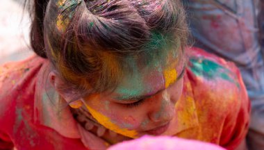 BARSANA, UTTAR PRADESH / INDIA - MARCH 2020: Barsana 'nın Barsana şehrindeki ünlü renkli Lathmar Holi' ye katılan insanlar / dindarlar