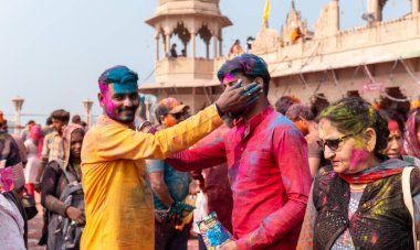 BARSANA, UTTAR PRADESH / INDIA - MARCH 2020: Barsana 'nın Barsana şehrindeki ünlü renkli Lathmar Holi' ye katılan insanlar / dindarlar