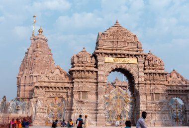 Barsana 'daki Kirti Mandir tapınağı. Uttar Pradesh. Hindistan