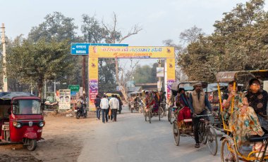 BARSANA, UTTAR PRADESH / INDIA - Mart 2020: Barsana şehrindeki renkli Holi festivaline katılan Hindistan halkının portresi