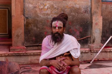 BARSANA, UTTAR PRADESH / INDIA - Mart 2020: İnsanlar Radharani tapınağındaki geleneksel ve renkli Lathmar Holi 'yi kutluyor