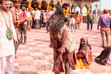 BARSANA, UTTAR PRADESH / INDIA - Mart 2020: Barsana şehri Radehy Rani Ji 'deki ünlü renkli Lathmar Holi' ye katılan Hindistan halkı