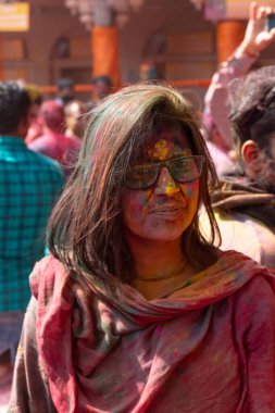 BARSANA, UTTAR PRADESH / INDIA - Mart 2020: Barsana şehri Radehy Rani Ji 'deki ünlü renkli Lathmar Holi' ye katılan Hindistan halkı