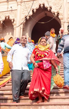 BARSANA, UTTAR PRADESH / INDIA - Mart 2020: Barsana şehrindeki renkli Holi festivaline katılan Hindistan halkının portresi