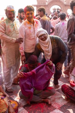 BARSANA, UTTAR PRADESH / INDIA - MARCH 2020: Barsana 'nın Barsana şehrindeki ünlü renkli Lathmar Holi' ye katılan insanlar / dindarlar