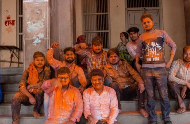 BARSANA, UTTAR PRADESH / INDIA - Mart 2020: Barsana şehrindeki renkli Holi festivaline katılan Hindistan halkının portresi