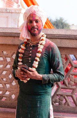 BARSANA, UTTAR PRADESH / INDIA - Mart 2020: Barsana şehrindeki renkli Holi festivaline katılan Hindistan halkının portresi