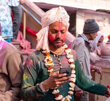 BARSANA, UTTAR PRADESH / INDIA - Mart 2020: Barsana şehrindeki renkli Holi festivaline katılan Hindistan halkının portresi