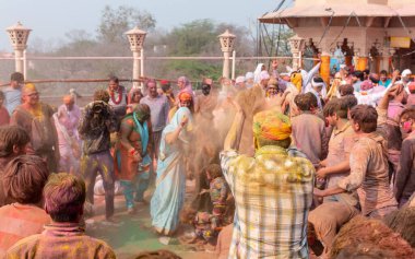 BARSANA, UTTAR PRADESH / INDIA - Mart 2020: İnsanlar Radharani tapınağındaki geleneksel ve renkli Lathmar Holi 'yi kutluyor